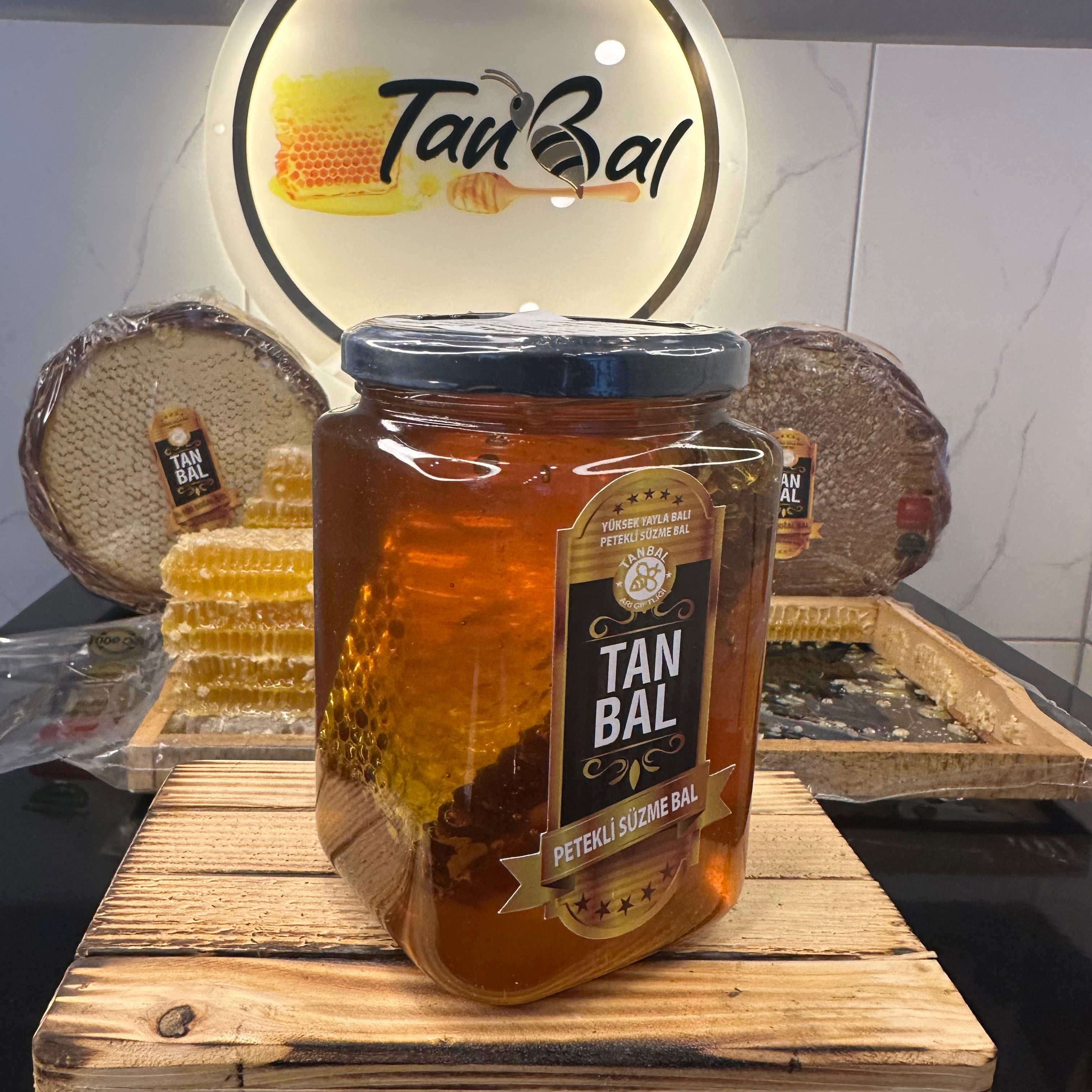 Tanbal Petekli Süzme Bal 1 KG Cam Kavanoz