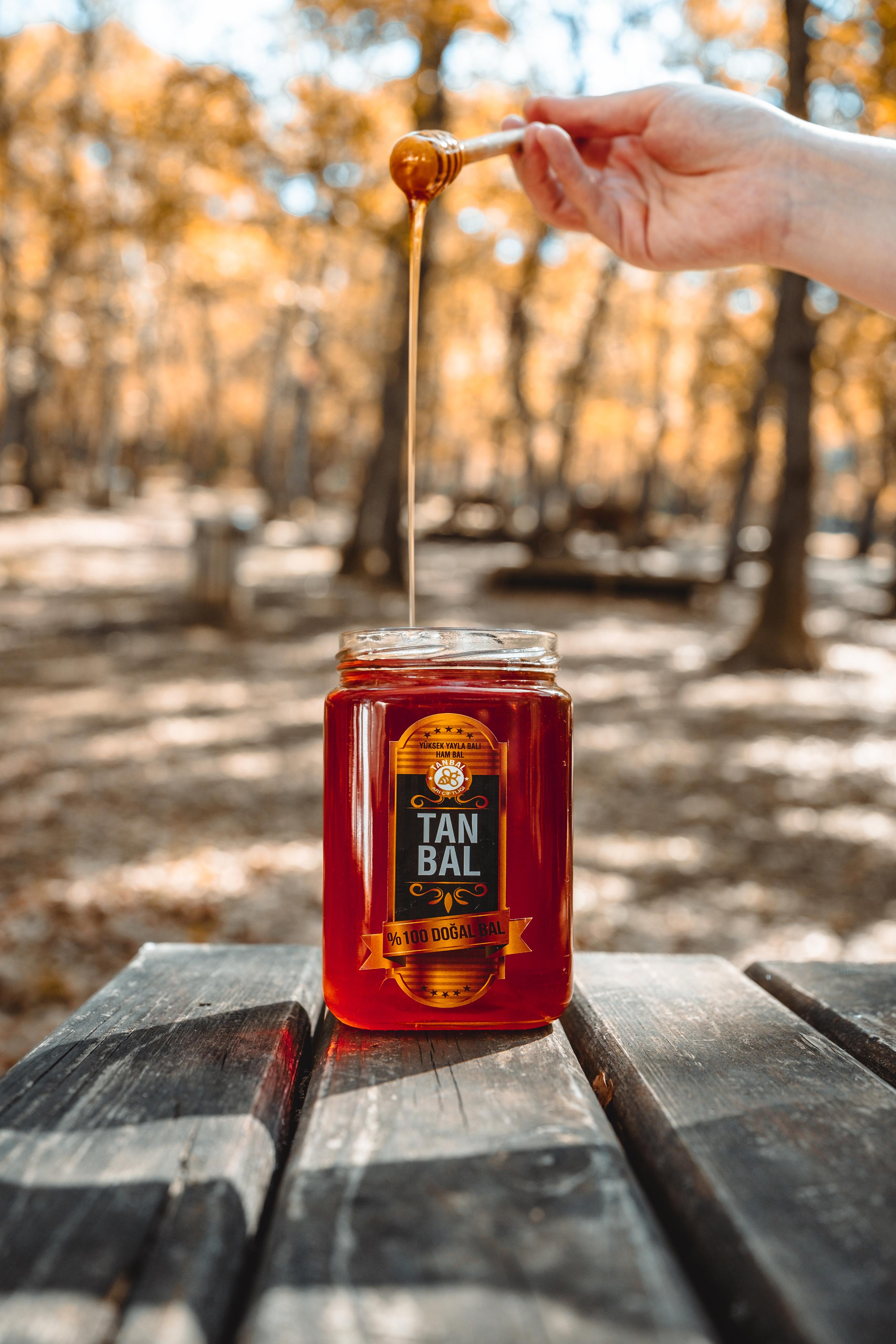 Tanbal Petekli Süzme Bal 1 KG Cam Kavanoz